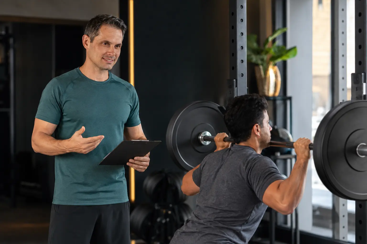 Dr. Ricardo Zanuto orientando treino de hipertrofia em academia