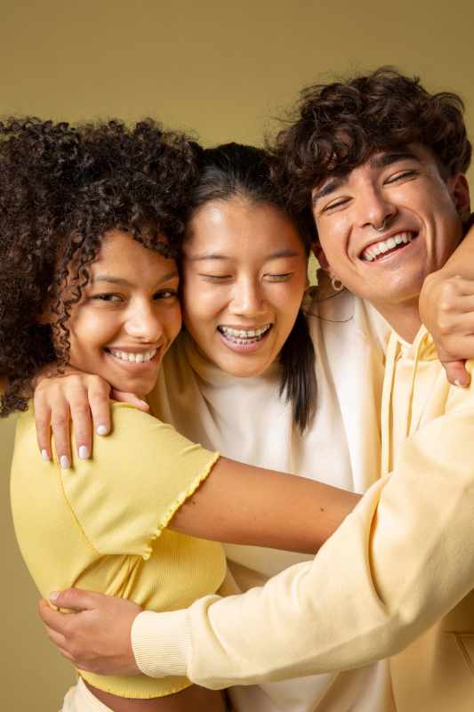 Crianças e adolescentes representando alimentação e crescimento