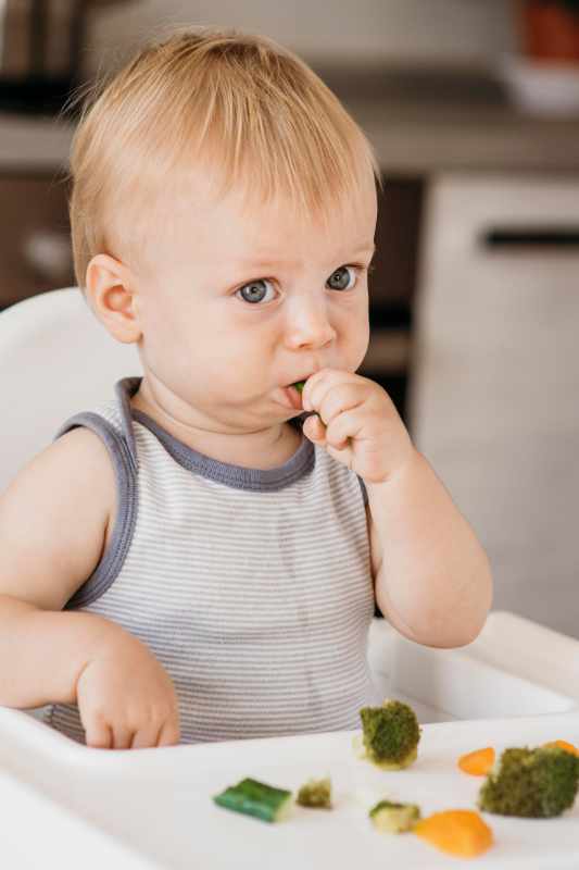 Bebê durante a introdução alimentar