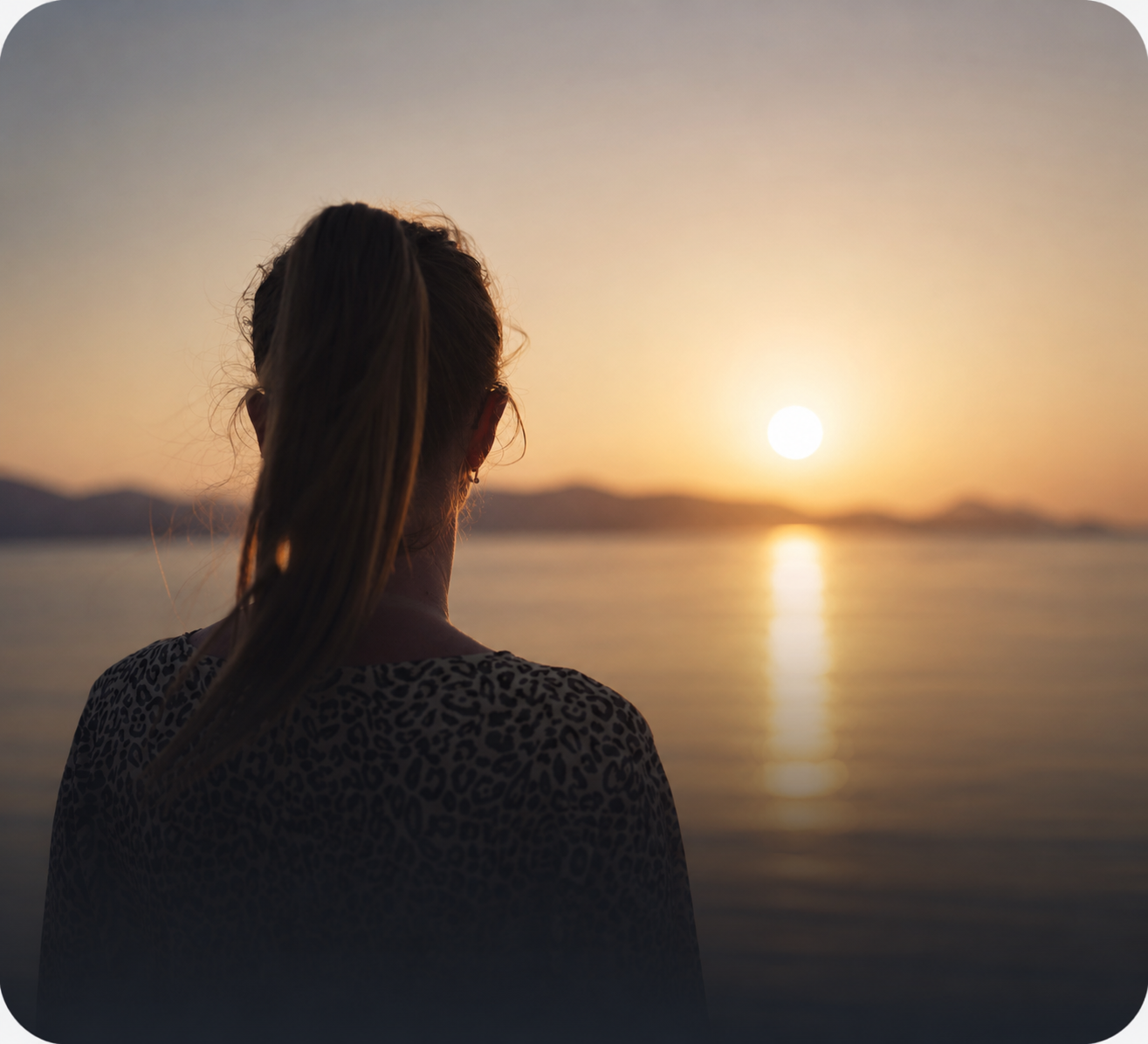 Pessoa contemplando o pôr do sol, representando serenidade e cuidado em saúde mental